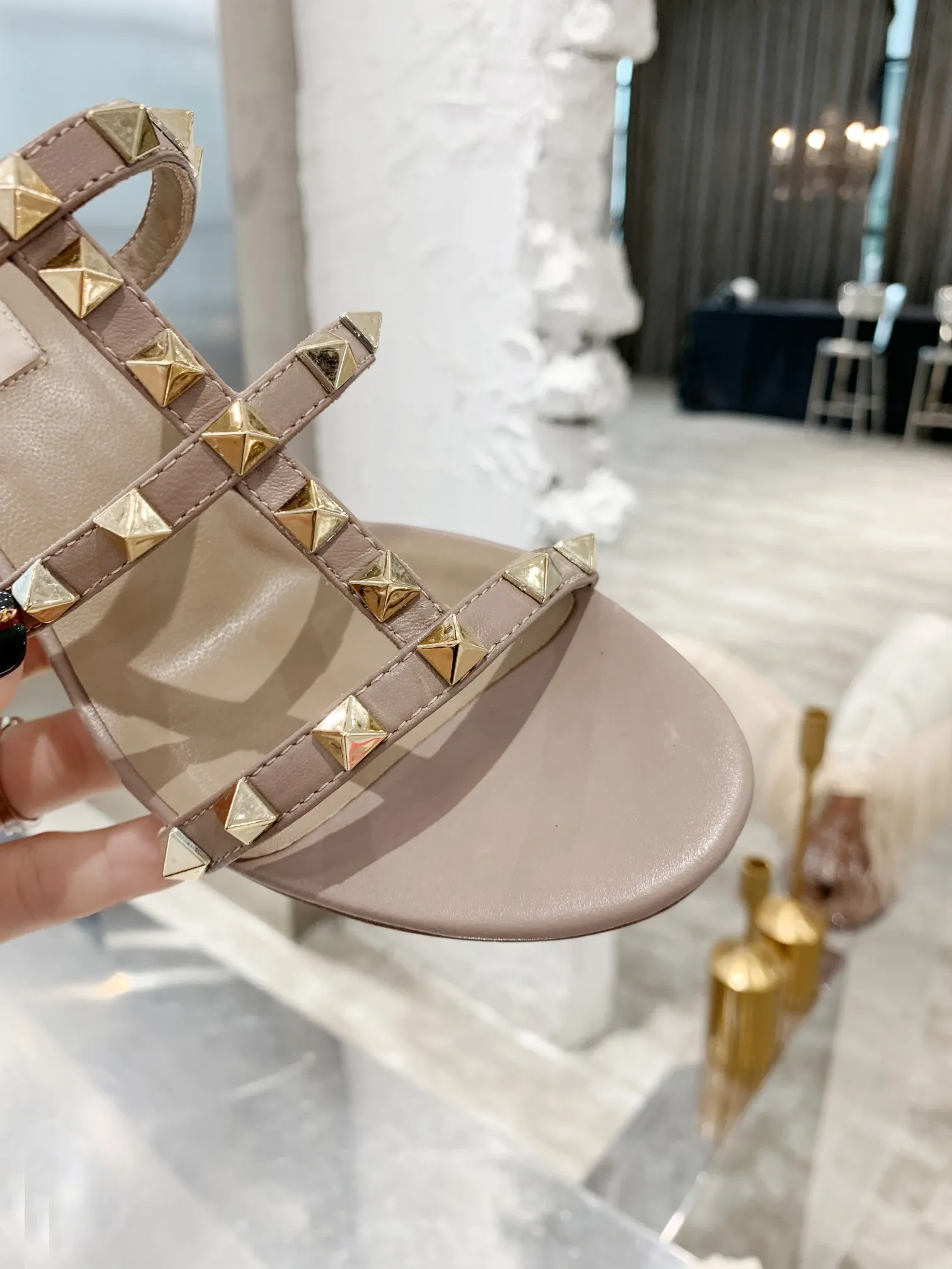 👟👟Ex-factory price 440👟👟 Women's shoes, women's clothing, Warren thick heel sandals) VT rivet series is definitely a classic! Since the launch of the Rockstud Collection series, it has become one of the important iconic elements of Valentino! Domineering rivets are a must-have item in every woman’s shoe wardrobe! Created from the original, perfectly reproduced! Heel height: 6 cm, flat bottom, size 34-42, leather outsole